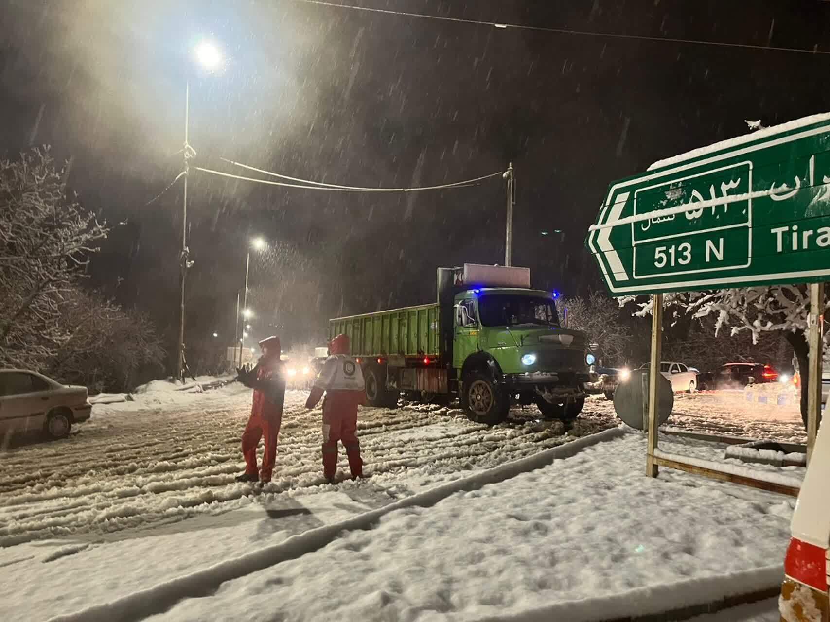 امدادرسانی هلال‌احمر سامان به ۳۲۲ نفر گرفتار در محورهای برف‌گیر شهرستان