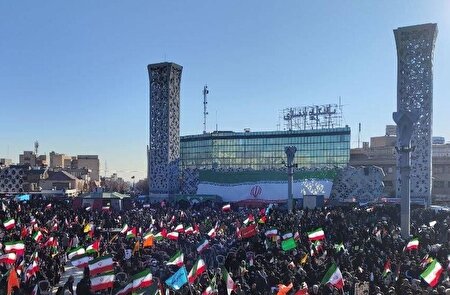 ببینید | حضور پرشور مردم در دقایق ابتدایی آغاز مراسم سالروز یوم الله نهم دی -  میدان امام حسین (ع) تهران