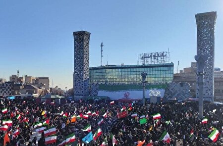 ببینید | حضور پرشور مردم در دقایق ابتدایی آغاز مراسم سالروز یوم الله نهم دی -  میدان امام حسین (ع) تهران