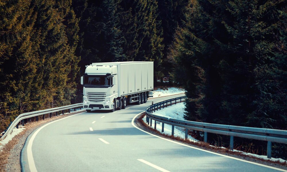 امدادرسانی راهداران خانمیرزا برای خروج فوری کامیون دارای نقص‌فنی از ورودی تونل الغدیر