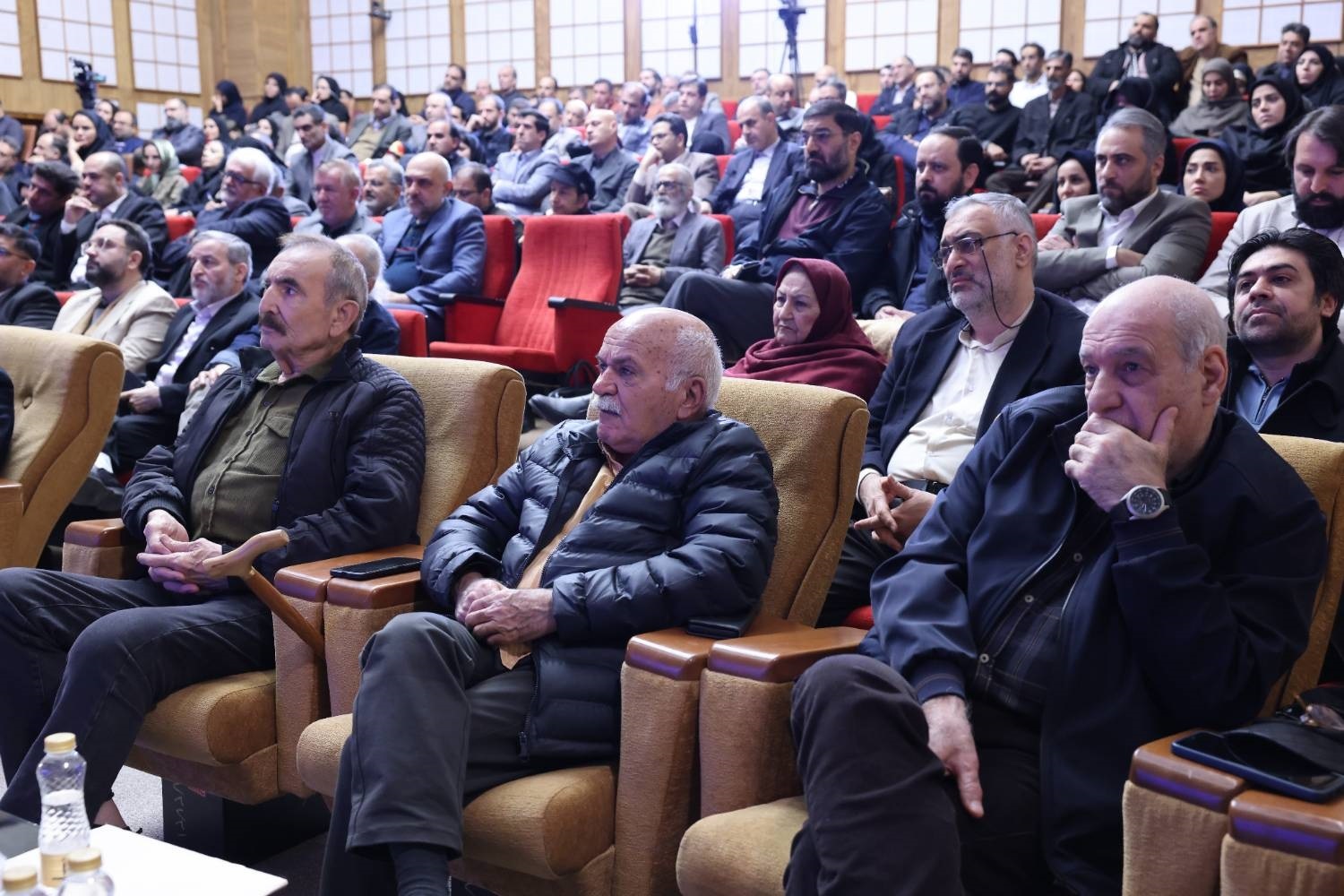 از روشنگری توطئههای دشمن و صیانت از انسجام ملی کوتاه نمیآییم از روشنگری توطئههای دشمن و صیانت از انسجام ملی کوتاه نمیآییم