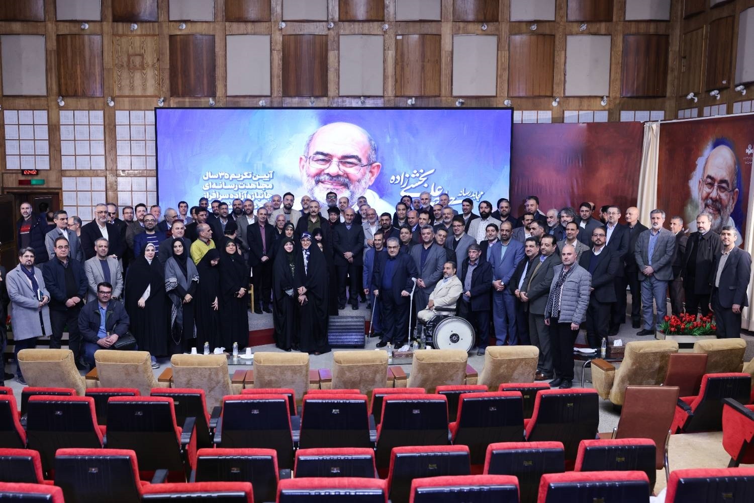 از روشنگری توطئههای دشمن و صیانت از انسجام ملی کوتاه نمیآییم از روشنگری توطئههای دشمن و صیانت از انسجام ملی کوتاه نمیآییم