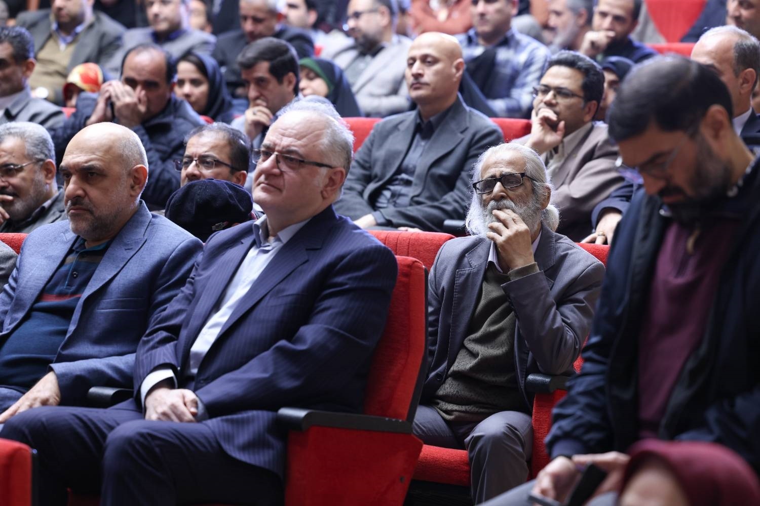 از روشنگری توطئههای دشمن و صیانت از انسجام ملی کوتاه نمیآییم از روشنگری توطئههای دشمن و صیانت از انسجام ملی کوتاه نمیآییم