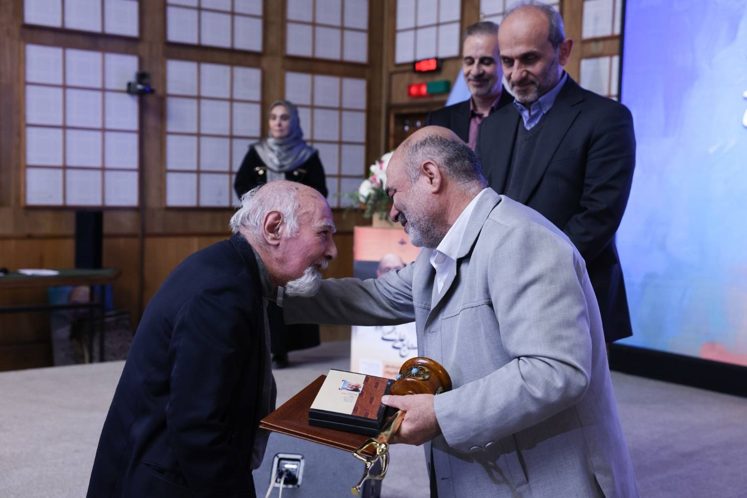 از روشنگری توطئههای دشمن و صیانت از انسجام ملی کوتاه نمیآییم از روشنگری توطئههای دشمن و صیانت از انسجام ملی کوتاه نمیآییم