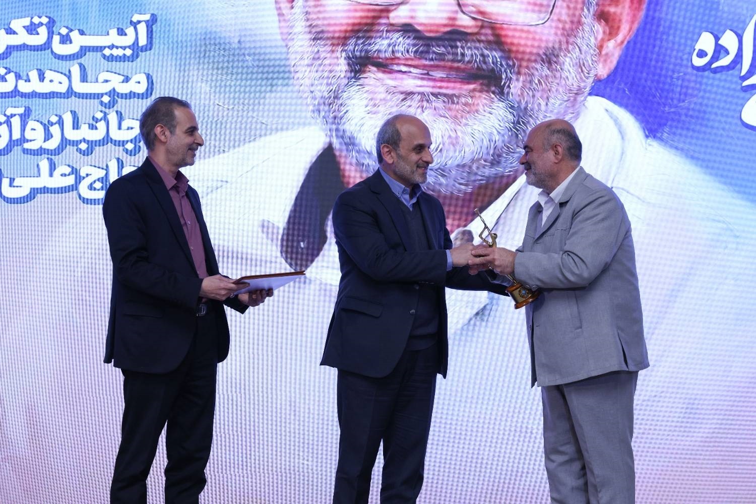 از روشنگری توطئههای دشمن و صیانت از انسجام ملی کوتاه نمیآییم از روشنگری توطئههای دشمن و صیانت از انسجام ملی کوتاه نمیآییم