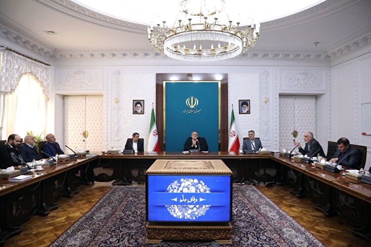 افزایش سرمایه‌گذاری در صنعت داروسازی از برنامه‌های دولت برای تقویت زنجیره تولید دارو است/ تأکید دولت رویکرد هم‌افزایانه در منافع تولیدکننده و مصرف‌کننده در تأمین دارو و تجهیزات پزشکی است