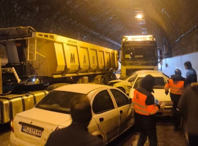 تصادف زنجیرهای در تربت حیدریه با یک کشته و ۱۹ مصدوم تصادف زنجیرهای در تربت حیدریه با یک کشته و ۱۹ مصدوم