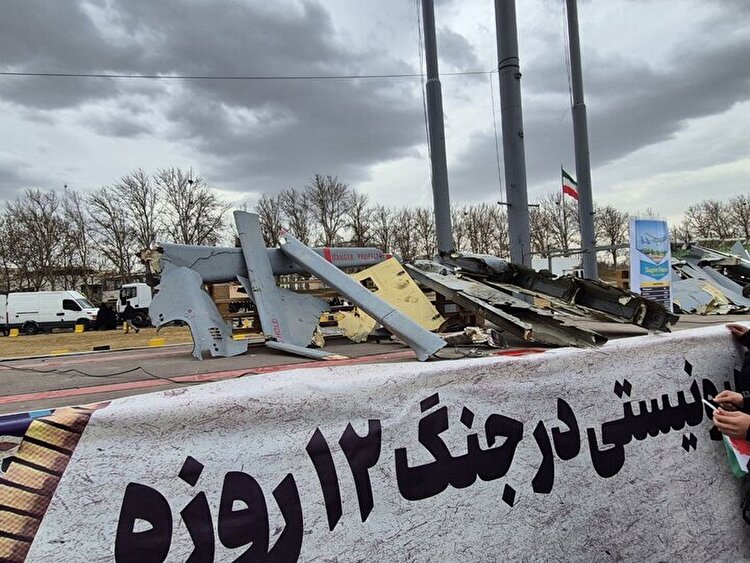 نمایش لاشه پهپادهای ساقط‌شده رژیم صهیونیستی در جنگ ۱۲‌ روزه