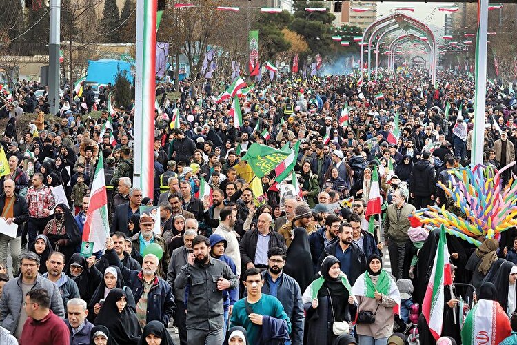 ایستاده با انقلاب