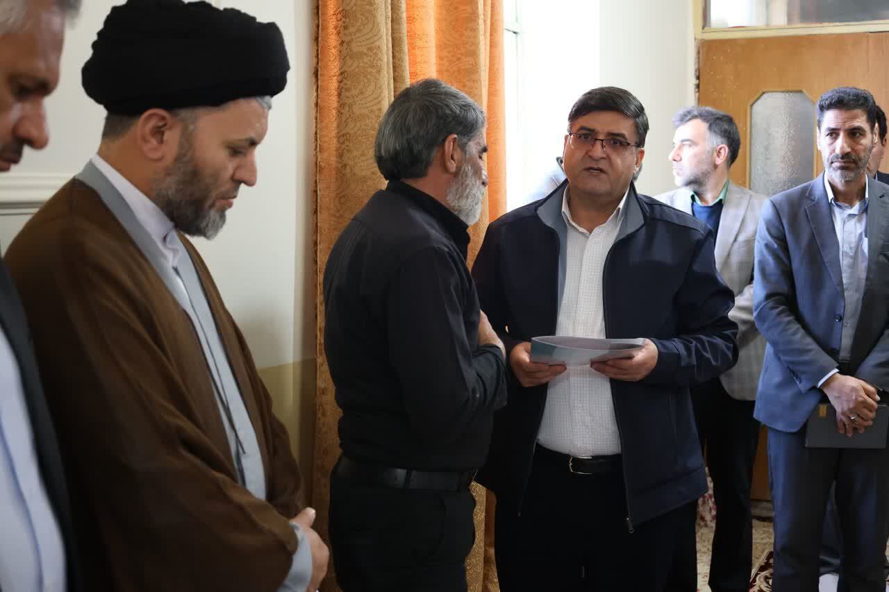 دیدار استاندار چهارمحال و بختیاری و فرماندهان نظامی استان با خانواده شهدای دی‌ماه