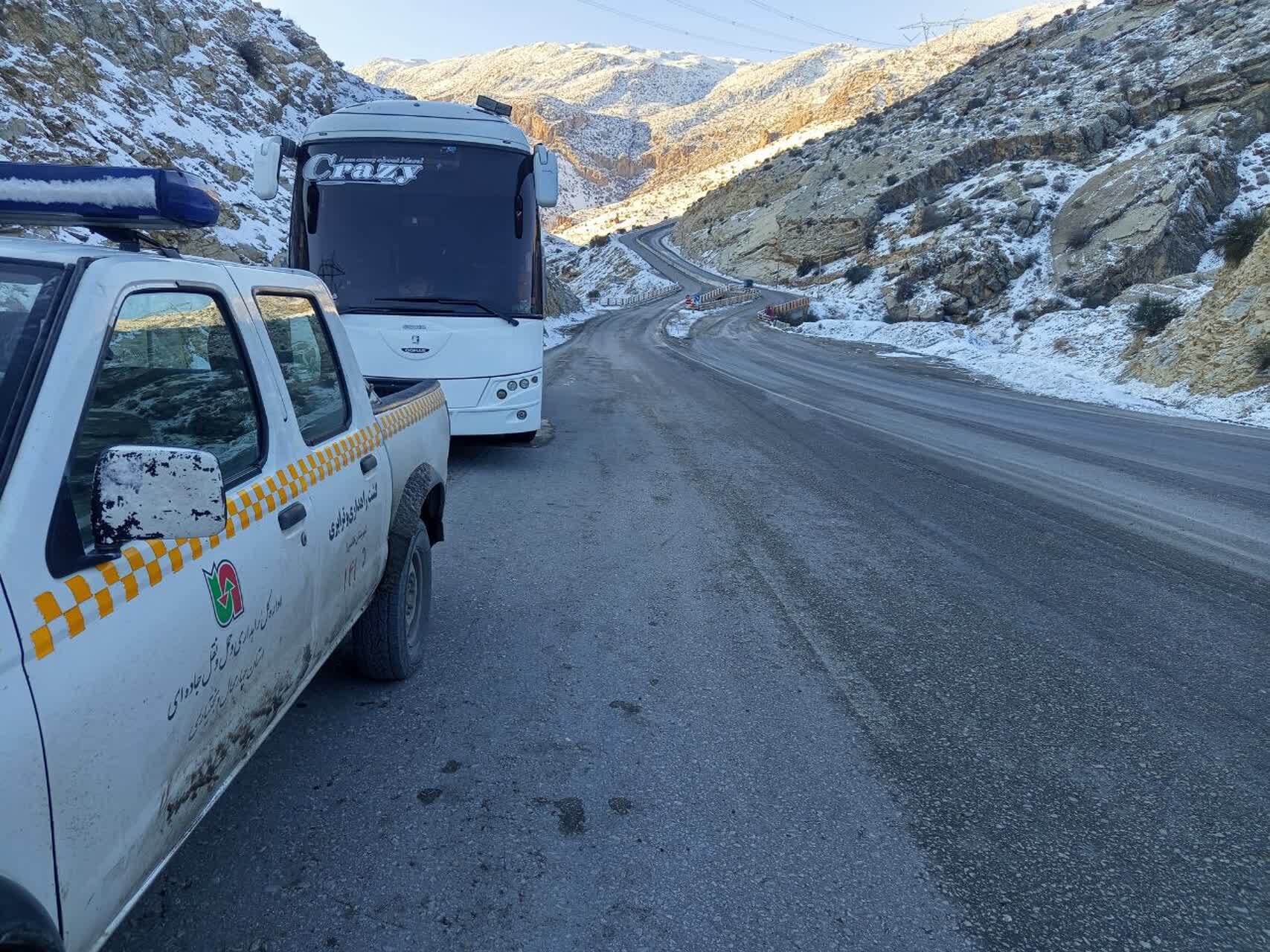 امدادرسانی سریع به مسافرانِ اتوبوسِ دچار نقص فنی در محور «گوشکی – بروجن»