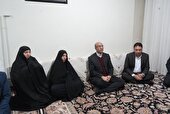 دیدار استاندار کرمانشاه با خانواده شهید «مجتبی جمشیدی» و جانباز ۳۰ درصد «حسین امیری»