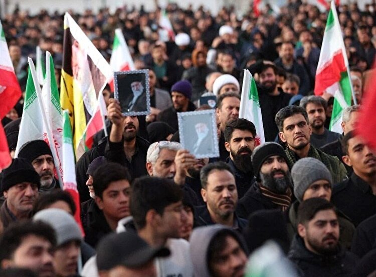 جمعیت سوگوار در حال حرکت به سمت میدان انقلاب تهران