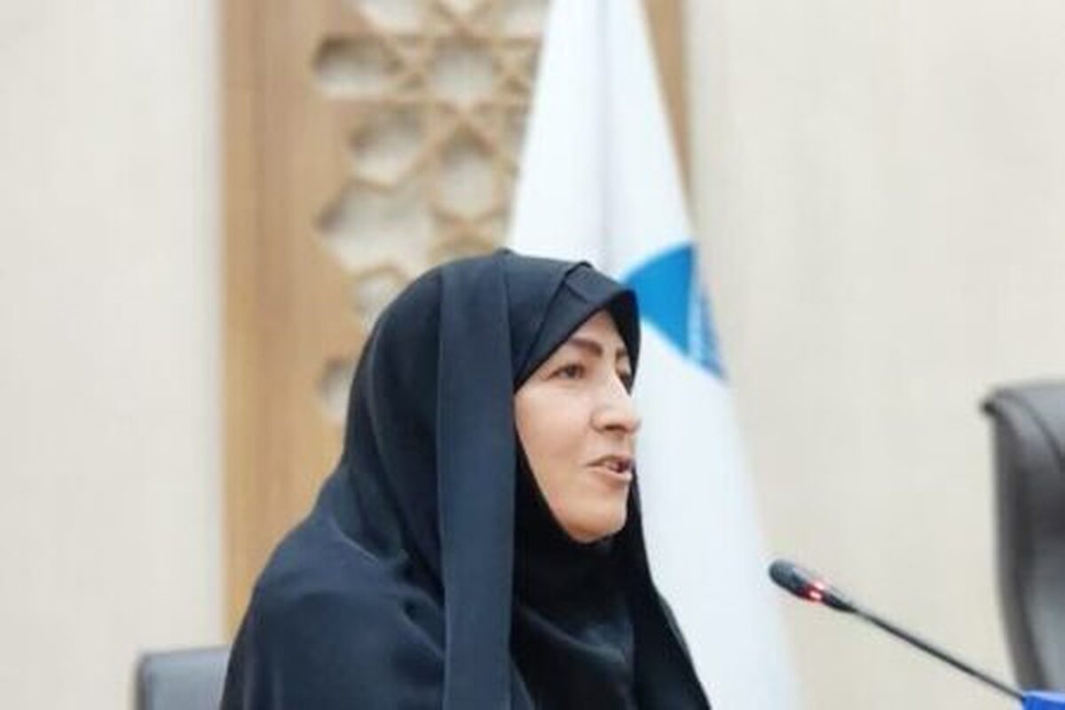 مدیرکل تعزیرات حکومتی همدان با تاکید بر اجتناب مردم از خرید هیجانی گفت: از مردم متحد و فهیم استان درخواست داریم در حد نیازهای واقعی خود خرید نمایند چرا که با توجه به اتخاذ تدابیر لازم توسط مدیریت ارشد استان و پر بودن انبارهای کالا در استان هیچ نگرانی خاصی جهت تامین کالا در روزهای آتی وجود ندارد.