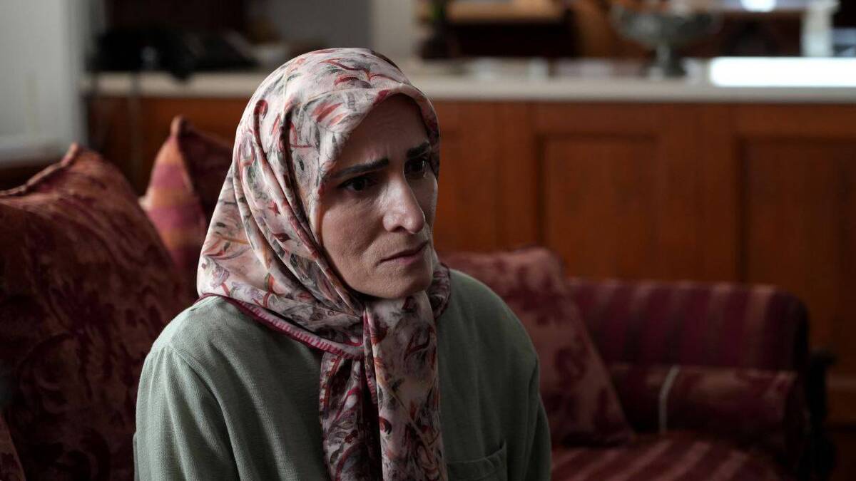 آتیه جاوید، بازیگر سینما و تلویزیون که این شب‌ها با ایفای نقش «خاله گلاب» در سریال «ساهره» مهمان خانه‌های مردم است، او  پیش از این با نقش‌آفرینی‌های ماندگار در آثاری همچون «دردسر والدین» و «روزگار قریب» در ذهن مخاطبان جای گرفته است