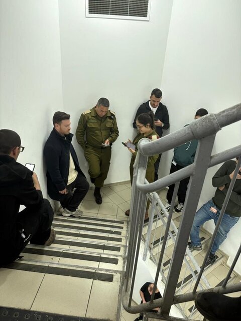 فرار سخنگوی ارتش رژیم صهیونیستی به پناهگاه از ترس موشک‌ های ایران