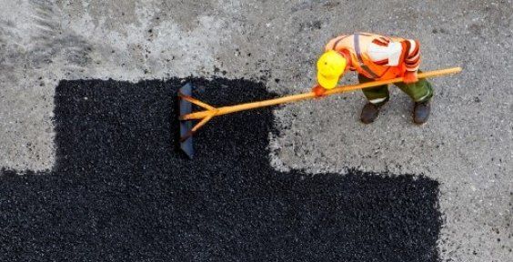 مصرف ۱۱۰ تن آسفالت سرد برای بهسازی و لکه‌گیری محورهای مواصلاتی بروجن