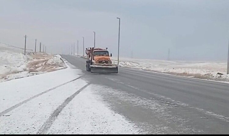 بارش برف و باران در محورهای ۱۳ استان/ تردد در جاده‌های شمالی روان است