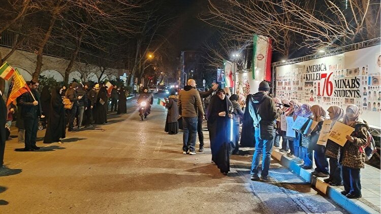 تجمع اعتراضی دانش‌آموزان مقابل دفتر سازمان ملل در تهران