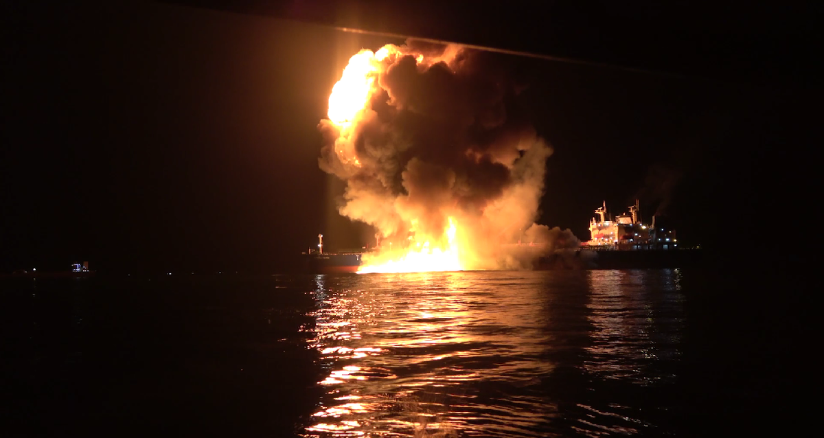 ببینید | کشتی آمریکایی در خلیج فارس مورد اصابت قرار گرفت