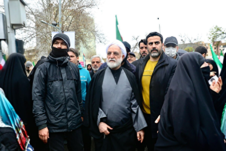 ایران تا سرنگونی دشمن فرعون صفت ایستاده است