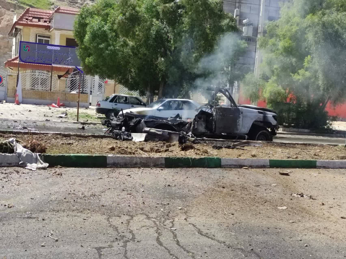 ببینید | حمله جنگندههای رژیم آمریکایی–صهیونیستی به آمبولانس هلال احمر در لار ببینید | حمله جنگندههای رژیم آمریکایی–صهیونیستی به آمبولانس هلال احمر در لار