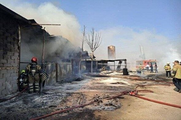 آتش‌ سوزی در یک گاراژ چوب‌بری در بزرگراه آزادگان تهران