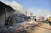 آتش‌ سوزی در یک گاراژ چوب‌بری در بزرگراه آزادگان تهران