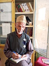 نگارش ۵ کتاب با وجود سواد اندک