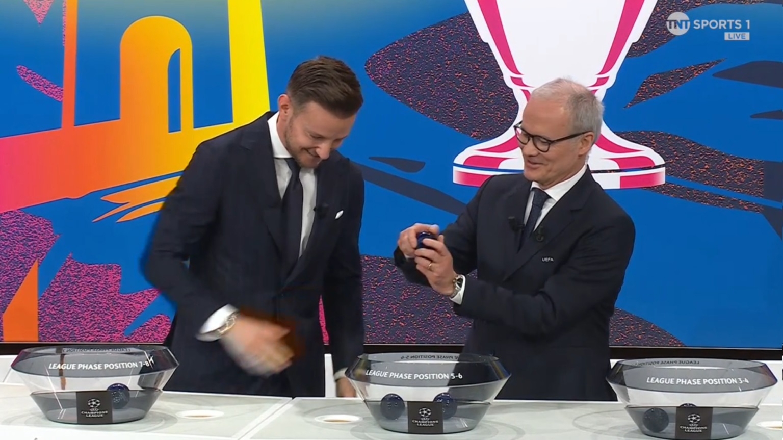 عکس | لحظه خجالتآور راکیتیچ در قرعهکشی لیگ قهرمانان اروپا عکس | لحظه خجالتآور راکیتیچ در قرعهکشی لیگ قهرمانان اروپا