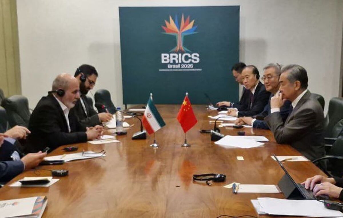 علی‌اکبر احمدیان،دبیر شورای‌عالی امنیت ملی در دیدار با وزیر امور خارجه چین، گفت: ایران در مذاکرات غیر مستقیم با امریکا، اصول و مواضع روشنی دارد و همواره متحدان راهبردی خود را در جریان این مذاکرات قرار می‌دهد.