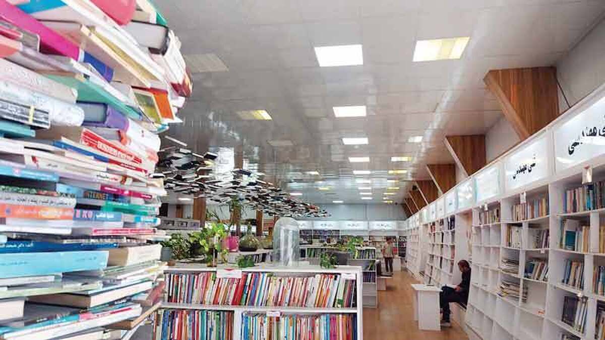 حدود یک هفته دیگر، سی‌و‌ششمین نمایشگاه بین‌المللی کتاب تهران در محل مصلای بزرگ تهران پذیرای عاشقان کتاب و ناشران ایرانی و بین‌المللی است. اتفاقی بزرگ و فرهنگی که با موضوع اصلی «کتاب» برگزار می‌شود و طی بیش از سه دهه گذشته نیز استمرار داشته، اما امر کتاب و کتابخوانی در ایران به‌دلیل اهمیت و جایگاه آن، تنها محدود به یک هفته، یک نمایشگاه و یک رخداد نیست.