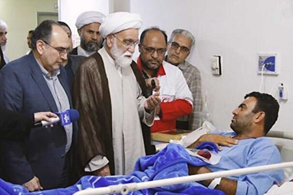 حجت‌الاسلام والمسلمین معزی به نمایندگی از رهبر معظم انقلاب اسلامی برای دلجویی از مجروحین، حادثه‌دیدگان و ارزیابی تداوم روند عملیات امداد حادثه دردناک آتش‌سوزی در بندر شهید رجایی بندرعباس به استان هرمزگان سفر کرد.