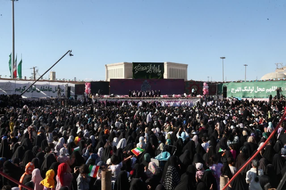 همزمان با فرارسیدن میلاد با سعادت حضرت فاطمه معصومه (س) و گرامیداشت روز دختر، جشن بزرگ «محفل» عصر پنجشنبه در میدان آستانه شهر مقدس قم برگزار شد.