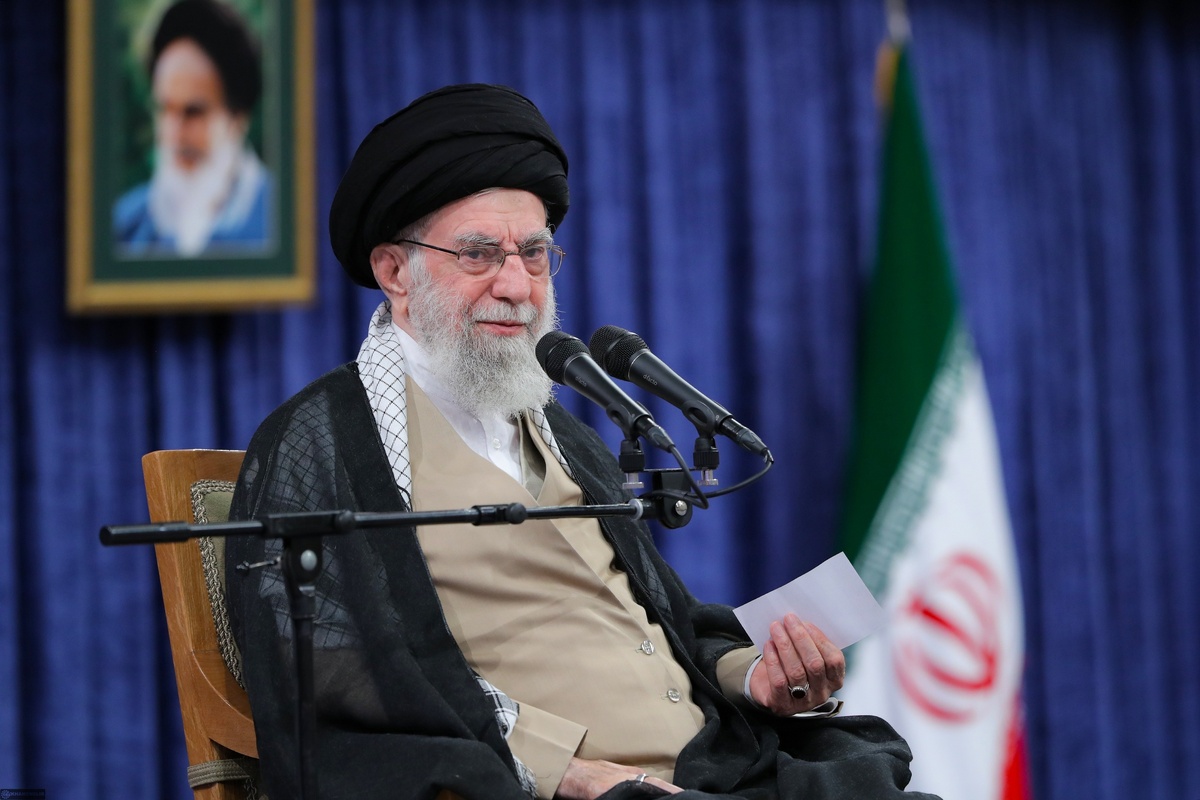 حضرت آیت الله خامنه ای، رهبر معظم انقلاب اسلامی صبح امروز در دیدار دست‌اندرکاران حج و جمعی از زائران بیت‌الله الحرام، هدف پروردگار از مقرر کردن فریضه حج را ارائه الگویی کامل و جهت‌دهنده برای اداره بشریت خواندند و افزودند: ترکیب و هیأت ظاهری این فریضه، کاملاً سیاسی و محتوای اجزای آن کاملاً معنوی و عبادی است تا منافع همه بشریت تأمین شود و امروز بزرگترین منفعت امت اسلامی «اتحاد و هم‌افزایی» برای حل مشکلات جهان اسلام است که اگر این اتحاد بود، مسائلی چون غزه و یمن رخ نمی‌داد.