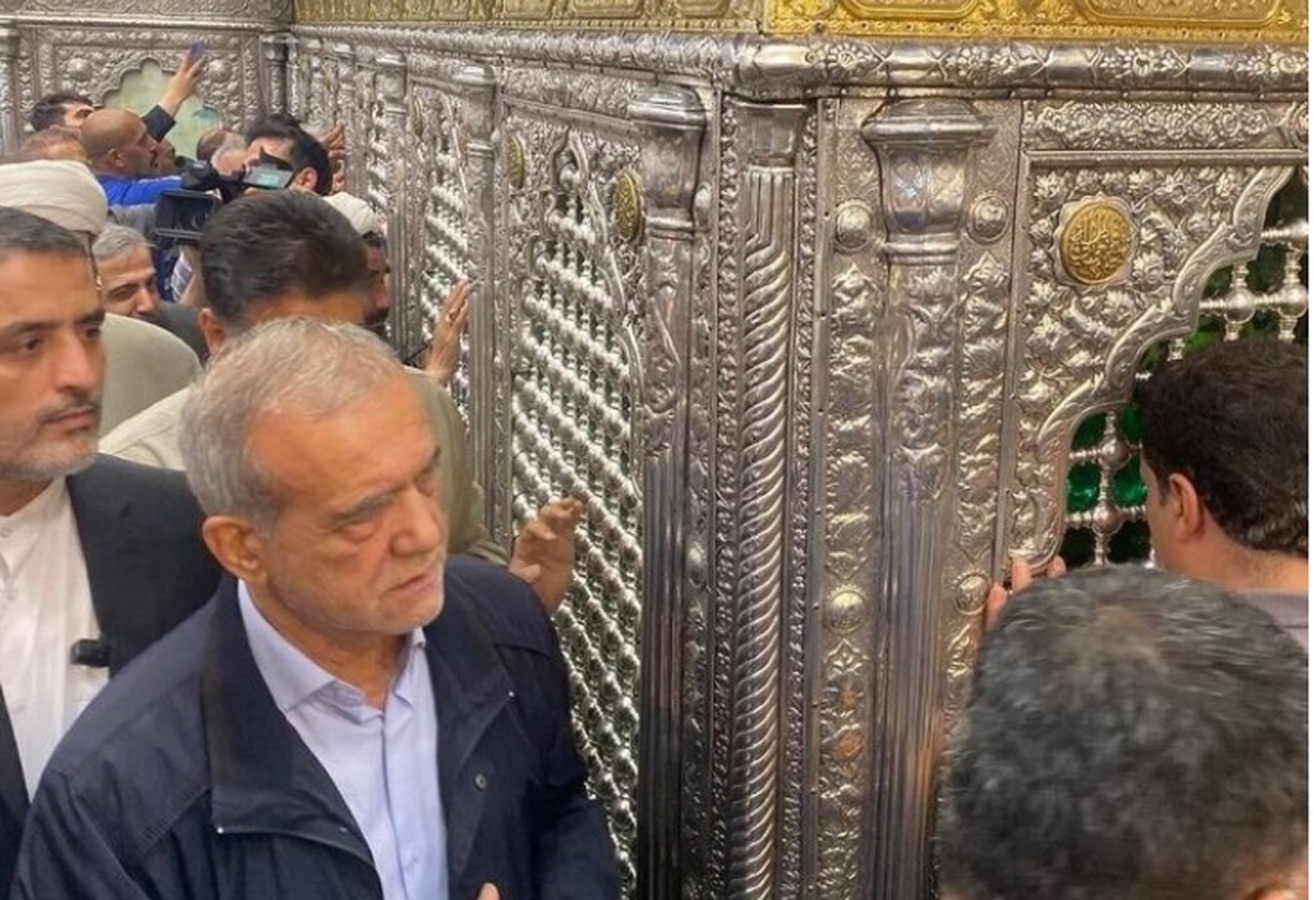 رییس جمهوری اسلامی ایران روز دوشنبه در ابتدای برنامه سفر خود به قم به حرم مطهر حضرت فاطمه معصومه«س» مشرف شد.