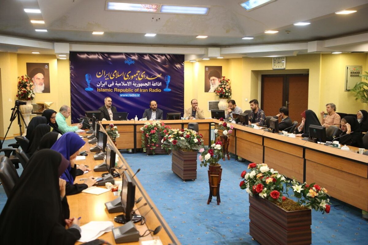 با حضور علیرضا مقصودی مدیر سابق رادیو جوان و مشاور معاون صدا،  راهیل مهدیان رئیس دانشکده مهندسی رسانه دانشگاه صدا و سیما و علی حامدنیا از اساتید هوش مصنوعی اولین کارگاه آموزشی تولید محتوای صوتی و تصویری با هوش مصنوعی در سالن جلسات معاونت صدا برگزار شد.
