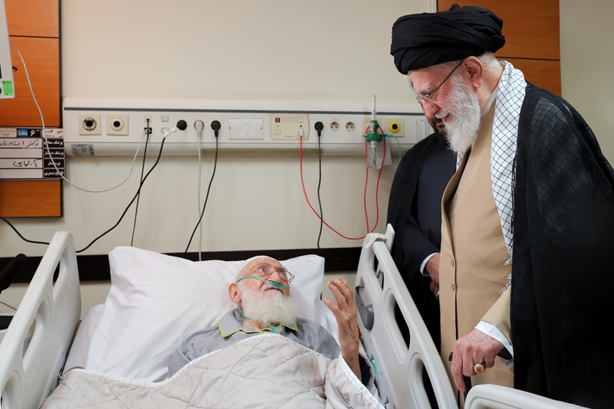 ببینید |  لحظاتی از عیادت عصر امروز رهبر انقلاب اسلامی از حضرت آیت‌الله نوری همدانی
