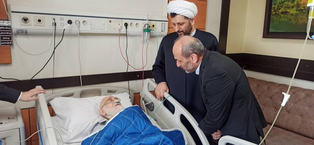 عیادت رئیس رسانه ملی از آیت‌الله العظمی نوری همدانی در بیمارستان