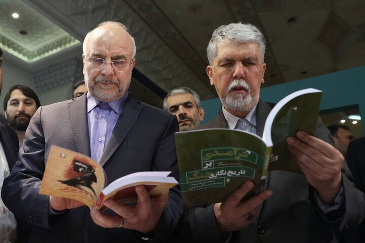سی و ششمین نمایشگاه بین‌المللی کتاب تهران روز گذشته در آیینی رسمی گشایش یافت و پس از آن درهای نمایشگاه به روی بازدیدکنندگان باز شد.