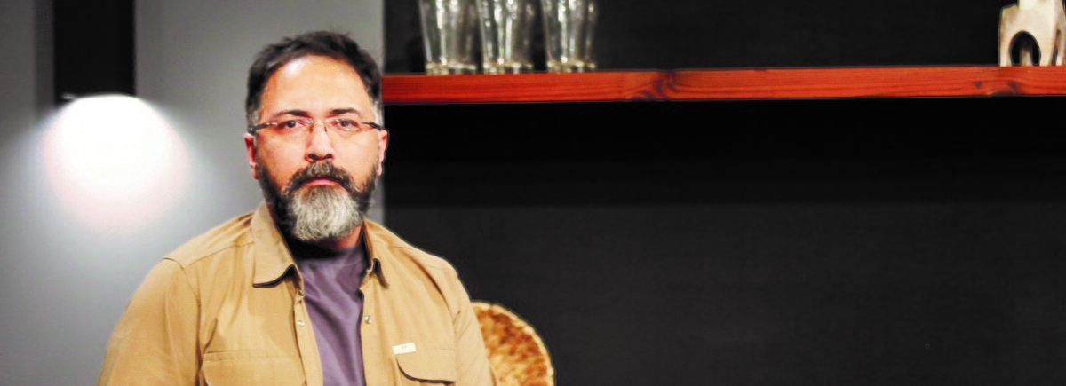 «نمای نزدیک» ازجمله برنامه‌های سیماست که تلاش کرده با زبان صمیمی، مخاطب را با خود همراه کند. این برنامه با پرداختن به هنرهای نمایشی و ادبیات داستانی، گپ‌وگفتی صمیمی را در این حوزه شکل می‌دهد. نمای نزدیک برنامه‌ای است که با دیدگاهی دقیق و نوآورانه، فیلم‌های روی پرده و سریال‌های تلویزیونی و نمایش‌خانگی را بررسی می‌کند و نگاهی تحلیلی به کتاب‌های روز دارد.