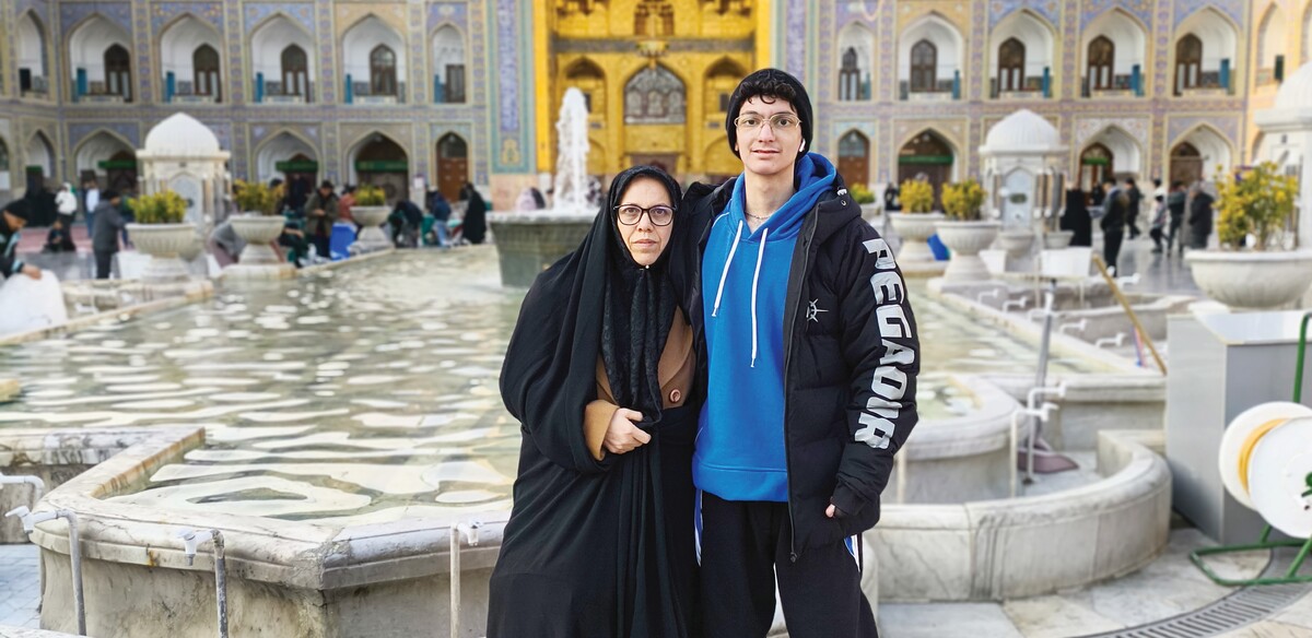 اگر قرار باشد چیزی در جهان تغییر کند، بهتر است سراغ آن بخش‌هایی برویم که معمولا دیده نمی‌شوند، صدا ندارند یا آن‌قدر دور از ذهن‌اند که حتی تلفظ نام‌شان برای بسیاری دشوار است‌‌‌؛ مثلا اپیدرمولیز بولوزا یا همان «ای‌بی». شاید این نام ناآشنا باشد اما دردش واقعی‌ست‌‌‌؛ زخمی ماندگار روی تن‌هایی که لمس دنیا برای‌شان همچون سوهانی خراشنده است.