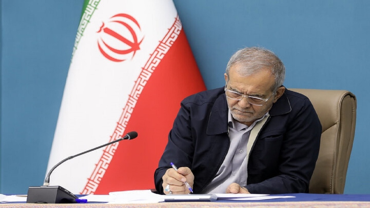 رئیس‌ جمهور در واکنش به برخی ادعا‌ها درباره تغییر نام خلیج فارس تأکید کرد: خلیج فارس، همواره خلیج فارس باقی خواهد ماند.
