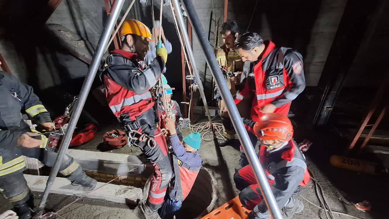 نجات کارگر ۶۰ ساله از چاه ۱۲ متری در مشهد