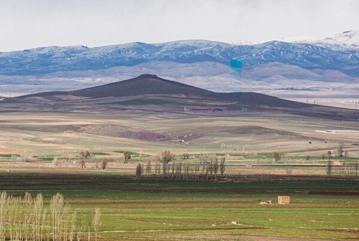 مدیر مطالعات پایه منابع آب شرکت آب منطقه‌ای اردبیل گفت: مطالعه استفاده از آب مازاد و سیلابی رودخانه‌های شرق و غرب دشت اردبیل برای تغذیه مصنوعی و تقویت آبخوان از طریق انتقال آب به زمین‌های خاکبرداری شده مدنظر بخش آب استان قرار دارد.