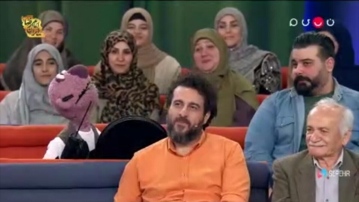 شخصیت عروسکی جناب خان در برنامه هزار و یک از شبکه نسیم موفق به تشخیص ژن کیایی، مجری این برنامه شد. این برنامه که به بحث وراثت و ژنتیک اختصاص داشت، میزبان پوریا شکیبایی فرزند زنده‌یاد شکیبایی بود و جناب‌خان عروسک برنامه، شوخی‌هایی هم با مجری برنامه داشت.