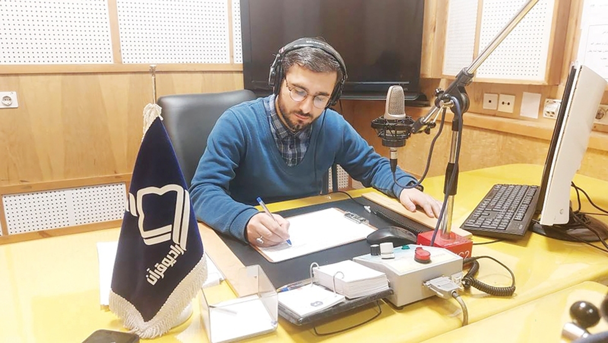 وقتی صحبت از گویندگان رادیو می‌شود، ناخودآگاه نگاه‌مان ‌سمت گویندگان جوان جذب می‌شود؛ گویندگانی که بااستعدادند و تلاش می‌کنند روزبه‌روز بهتر شوند. پر بیراه نیست اگر بگوییم یکی از این افراد حسین کوه‌خیل، گوینده جوان رادیو قرآن است. با او درباره گویندگی در رادیو، علاقه‌اش به این حوزه و... صحبت کردیم.