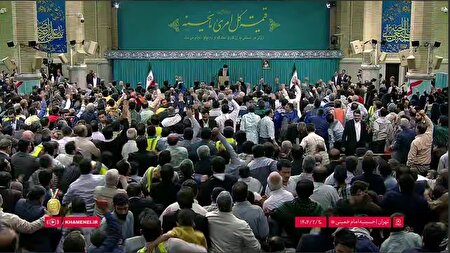 ببینید |  هم‌اکنون؛ ورود رهبر انقلاب به حسینیه امام خمینی(ره) و آغاز دیدار هزاران نفر از کارگران سراسر کشور