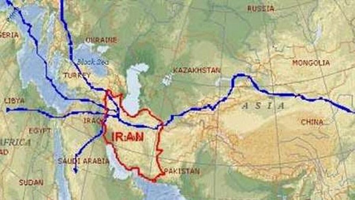 از زمان معرفی ابتکار کمربند و راه (Belt and Road Initiative) در سال ۲۰۱۳ توسط رئیس‌جمهور چین، روابط اقتصادی سیاست خارجی چین در غرب آسیا از دریچه سرمایه گذاری در زیرساختهای نفتی و غیرنفتی کشور‌های منطقه به‌ویژه شبه جزیره عرب در دوسوی خلیج‌فارس و دریای سرخ همچنین اقیانوس هند میگذرد. درنتیجه مسیر‌های تجاری زمینی و آبی خاورمیانه نقش مهمی در برنامه عظیم پروژه کمربند و جاده چینی ایفا می‌کند.