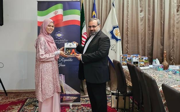 از توس تا کوالالامپور | فارسی آموزان ملیت های مختلف با شاهنامه آشنا شدند از توس تا کوالالامپور | فارسی آموزان ملیت های مختلف با شاهنامه آشنا شدند